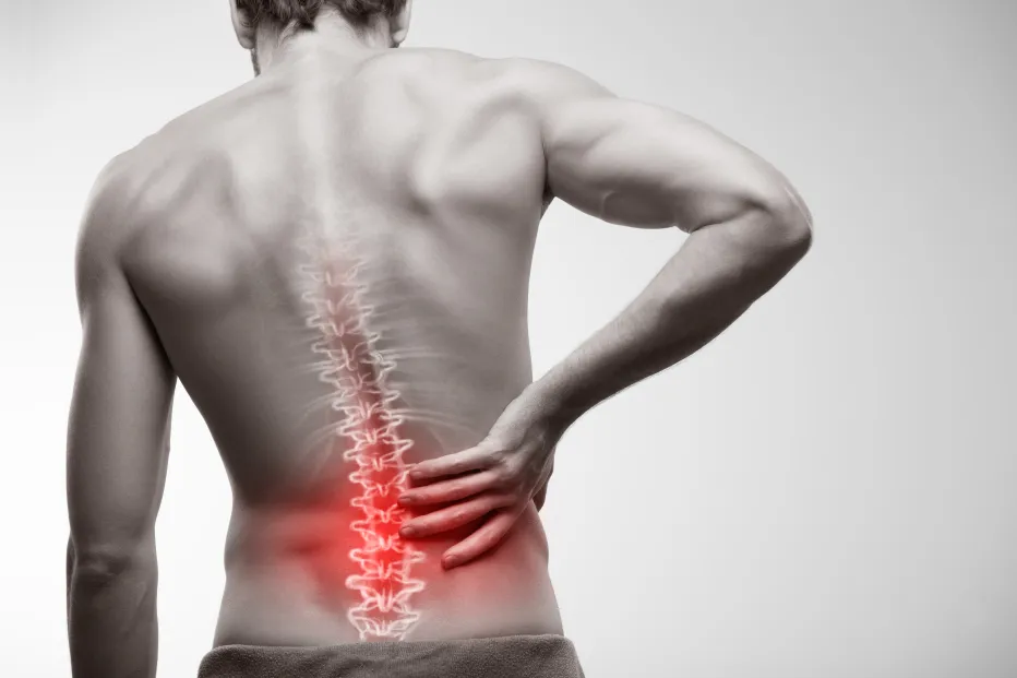 Homme montrant douleur articulaire